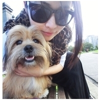 美女喜欢宠物狗的,抱着小狗狗的qq女生头像图-34kb