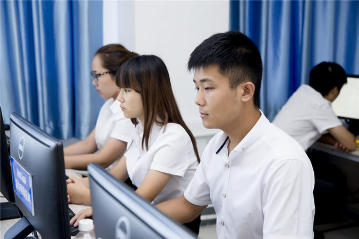 现在男孩子学什么专业好一点?