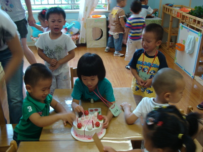 幼儿园小朋友抢玩具_幼儿园小朋友抢玩具图片大全