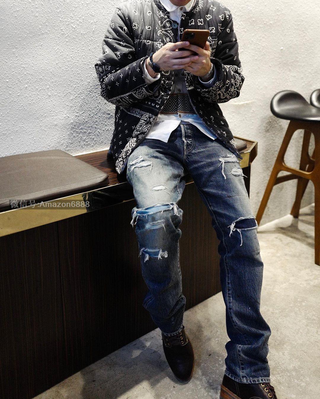 發:590💰 KAPITAL 19AW BANDANA DOWN JKT 腰果花棉袄夹克外套KAPITAL作为非常注重工艺的品牌,用了很多“奇特”的设计,近两年Archive古着风格崛起,很多人开始着用kapital的设计。比如笑脸,腰果花,古布等kapital铁打的元素进行融合创作。Kapital也是近年足够火热的亚文化属性牌子,将拼接与洗水大玩特玩,得到Asap rocky等IG红人追捧。看惯了Sup不断炒冷饭的老年腰果花,那这件八花六色的拼接腰果花绝对抢眼!kapital今年的腰果花系列也是ins最红的款式没有之一!就连LV卤蛋大光头都有上身同款紫色。原版购入后拆解,花型颜色版型1:1完美还原,先裁片后拼接,面料使用特殊工艺制作,类似人字纹手工缝制效果!增加复古感!特殊自然氧化做旧辅料!这个款式是一个内搭外穿都可以穿着的款式,准确来说,更多的是一款内搭叠穿的款式!这样的衣服在搭配时候要考虑到叠穿时候与其他衣服的兼容性,袖子等数据不可能做的非常宽松,搭配帽衫外传,道袍冲锋衣内搭等!无论是效果还是保暖度都是相当的不错的!强力机洗所带来的离心力,很容易会破坏整体版型美观性。建议轻机洗,手洗更佳!花色颜色版型一一对应,先裁片后拼接S 肩宽50 胸围120 衣长73 袖长60M 肩宽52 胸围124 衣长75 袖长61L 肩宽54 胸围128 衣长78 袖长62 發:590💰 KAPITAL 19AW BANDANA DOWN JKT 腰果花棉袄夹克外套KAPITAL作为非常注重工艺的品牌,用了很多“奇特”的设计,近两年Archive古着风格崛起,很多人开始着用kapital的设计。比如笑脸,腰果花,古布等kapital铁打的元素进行融合创作。Kapital也是近年足够火热的亚文化属性牌子,将拼接与洗水大玩特玩,得到Asap rocky等IG红人追捧。看惯了Sup不断炒冷饭的老年腰果花,那这件八花六色的拼接腰果花绝对抢眼!kapital今年的腰果花系列也是ins最红的款式没有之一!就连LV卤蛋大光头都有上身同款紫色。原版购入后拆解,花型颜色版型1:1完美还原,先裁片后拼接,面料使用特殊工艺制作,类似人字纹手工缝制效果!增加复古感!特殊自然氧化做旧辅料!这个款式是一个内搭外穿都可以穿着的款式,准确来说,更多的是一款内搭叠穿的款式!这样的衣服在搭配时候要考虑到叠穿时候与其他衣服的兼容性,袖子等数据不可能做的非常宽松,搭配帽衫外传,道袍冲锋衣内搭等!无论是效果还是保暖度都是相当的不错的!强力机洗所带来的离心力,很容易会破坏整体版型美观性。建议轻机洗,手洗更佳!花色颜色版型一一对应,先裁片后拼接S 肩宽50 胸围120 衣长73 袖长60M 肩宽52 胸围124 衣长75 袖长61L 肩宽54 胸围128 衣长78 袖长62