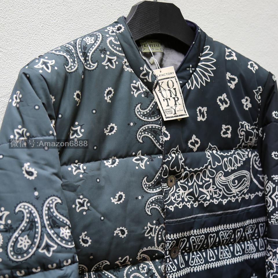 發:590💰 KAPITAL 19AW BANDANA DOWN JKT 腰果花棉袄夹克外套KAPITAL作为非常注重工艺的品牌,用了很多“奇特”的设计,近两年Archive古着风格崛起,很多人开始着用kapital的设计。比如笑脸,腰果花,古布等kapital铁打的元素进行融合创作。Kapital也是近年足够火热的亚文化属性牌子,将拼接与洗水大玩特玩,得到Asap rocky等IG红人追捧。看惯了Sup不断炒冷饭的老年腰果花,那这件八花六色的拼接腰果花绝对抢眼!kapital今年的腰果花系列也是ins最红的款式没有之一!就连LV卤蛋大光头都有上身同款紫色。原版购入后拆解,花型颜色版型1:1完美还原,先裁片后拼接,面料使用特殊工艺制作,类似人字纹手工缝制效果!增加复古感!特殊自然氧化做旧辅料!这个款式是一个内搭外穿都可以穿着的款式,准确来说,更多的是一款内搭叠穿的款式!这样的衣服在搭配时候要考虑到叠穿时候与其他衣服的兼容性,袖子等数据不可能做的非常宽松,搭配帽衫外传,道袍冲锋衣内搭等!无论是效果还是保暖度都是相当的不错的!强力机洗所带来的离心力,很容易会破坏整体版型美观性。建议轻机洗,手洗更佳!花色颜色版型一一对应,先裁片后拼接S 肩宽50 胸围120 衣长73 袖长60M 肩宽52 胸围124 衣长75 袖长61L 肩宽54 胸围128 衣长78 袖长62 發:590💰 KAPITAL 19AW BANDANA DOWN JKT 腰果花棉袄夹克外套KAPITAL作为非常注重工艺的品牌,用了很多“奇特”的设计,近两年Archive古着风格崛起,很多人开始着用kapital的设计。比如笑脸,腰果花,古布等kapital铁打的元素进行融合创作。Kapital也是近年足够火热的亚文化属性牌子,将拼接与洗水大玩特玩,得到Asap rocky等IG红人追捧。看惯了Sup不断炒冷饭的老年腰果花,那这件八花六色的拼接腰果花绝对抢眼!kapital今年的腰果花系列也是ins最红的款式没有之一!就连LV卤蛋大光头都有上身同款紫色。原版购入后拆解,花型颜色版型1:1完美还原,先裁片后拼接,面料使用特殊工艺制作,类似人字纹手工缝制效果!增加复古感!特殊自然氧化做旧辅料!这个款式是一个内搭外穿都可以穿着的款式,准确来说,更多的是一款内搭叠穿的款式!这样的衣服在搭配时候要考虑到叠穿时候与其他衣服的兼容性,袖子等数据不可能做的非常宽松,搭配帽衫外传,道袍冲锋衣内搭等!无论是效果还是保暖度都是相当的不错的!强力机洗所带来的离心力,很容易会破坏整体版型美观性。建议轻机洗,手洗更佳!花色颜色版型一一对应,先裁片后拼接S 肩宽50 胸围120 衣长73 袖长60M 肩宽52 胸围124 衣长75 袖长61L 肩宽54 胸围128 衣长78 袖长62